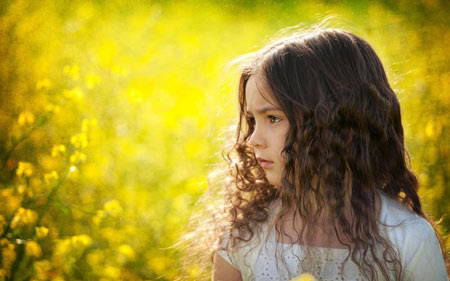 عکس دختر بچه خیلی خوشگل field girl kid yellow
