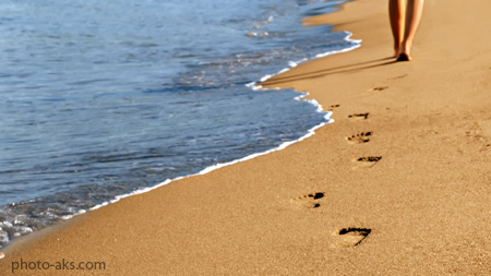 قدم زدن در کنار ساحل alone walking beach