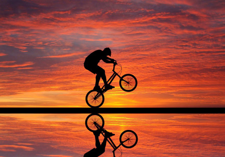 عکس دوچرخه سواری در غروب دریا bicycles sea sunset