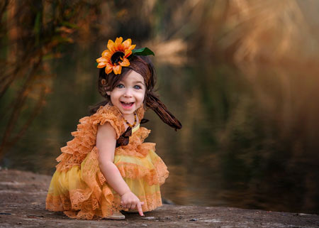 دختر بچه شاد با گل سر خوشگل dokhtar bache naz