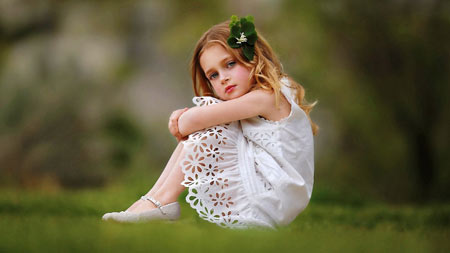 دختر بچه خوشگل نشسته در چمن dokhtar bache khoshghel