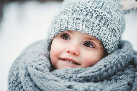 دختر بچه کوچولو با لباس زمستانی dokhtar bache dar zemestan