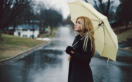 دختری با چتر سفید زیر باران dokhtar zir baran