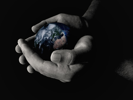 عکس کره زمین در دست انسان earth in hands