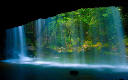 منظره آبشار زیبا جلوی دهانه غار waterfall in cave