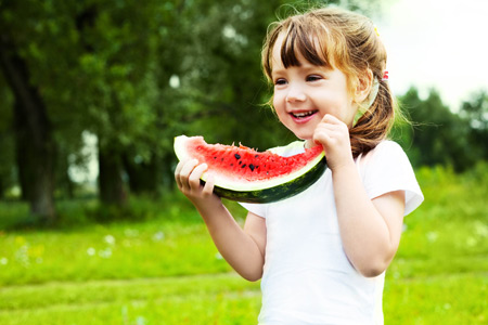 دختر بچه خندان در حال خوردن هندوانه girl watermelon eatting