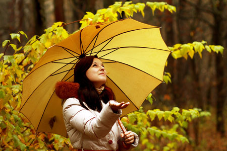 عکس دختر با چتر زرد زیر باران girl wallpaper in rain