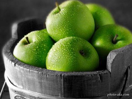 سیب سبز در سبد میوه green apple