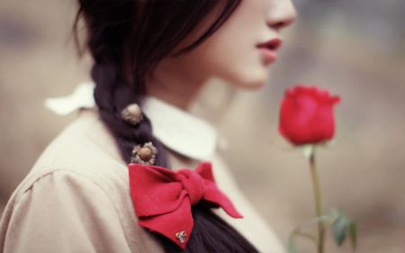 گل رز قرمز و دختر زیبا love rose girl