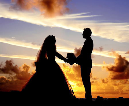 عکس عاشقانه عروس داماد در غروب married couple love sunset