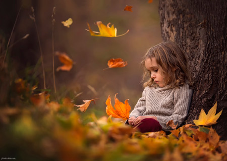 دختر بچه غمگین زیر درخت پاییزی small girl sad autumn