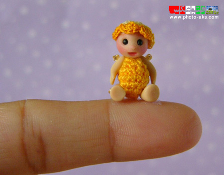 کوچکترین عروسک بند انگشتی دنیا smallest doll in the world