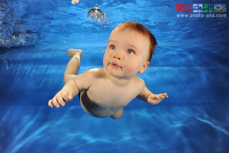 نوزاد در حال شنا baby swiming