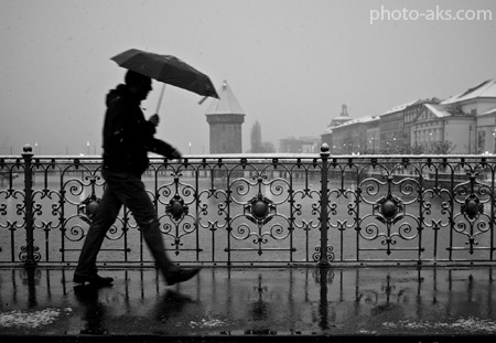 عکس مرد زیر باران با چتر man on bridge rain