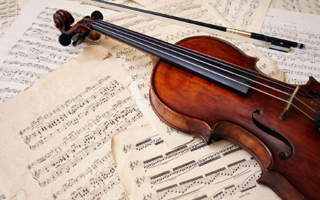 عکس ویولن روی نت موسیقی violin musical notes