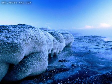ساحل یخ زده در زمستان winter ice watter