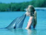بوسه دختر بچه و دلفین