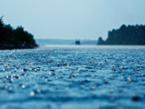 منظره آبی باران در رودخانه