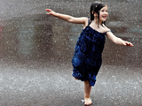 عکس دختر بچه زیر باران