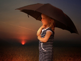 عکس دختر بچه ناز با چتر در غروب