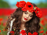 عکس دختر زیبا در میان گلهای شقایق