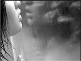 دختر پشت پنجره بارانی