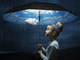 دختر با چتر زیر باران