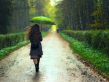 عکس دختر با چتر زیر باران
