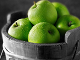 سیب سبز در سبد میوه