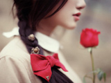 گل رز قرمز و دختر زیبا